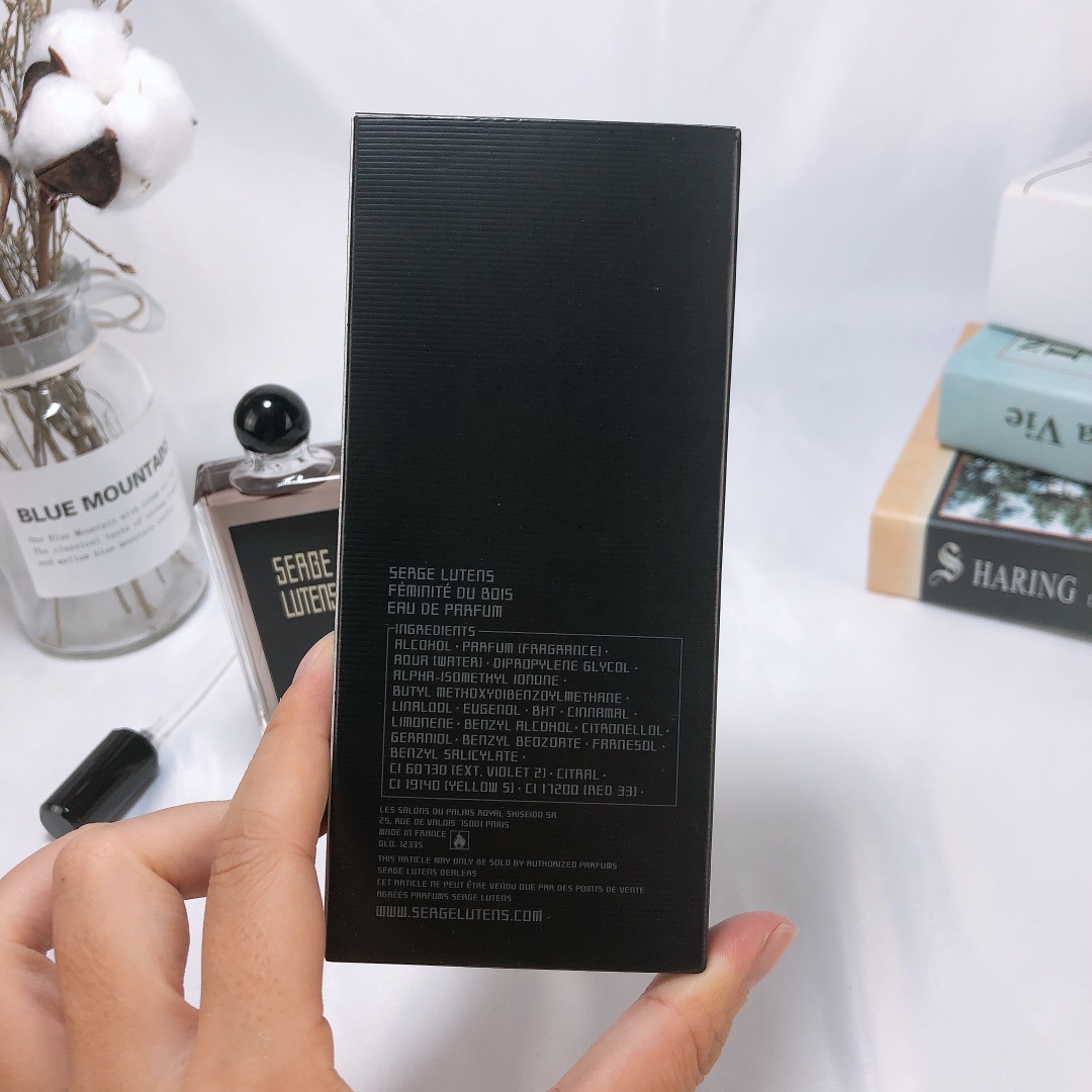 95💰专柜品质
新款新包装卢丹氏林之妩媚100ml，，香调：木质东方调容量：100ml气味：雪松肉桂李子桃子公丁香依兰紫罗兰橙花生姜玫瑰香草麝香檀香木安息香脂属性：女香桃子和李子带着甜甜的汁水、穿插在雪松里、肉桂则成了最好的点缀、转入中调后，果肉气息依稀可见、公丁香一马当先站在了主位、依兰花和紫罗兰花香味较厚重、和香料完美地融合在一起、略略带着点脂粉气的玫瑰和她们分立两侧、组成一支花与香料的大军、香草和麝香显得非常顺滑、让整体的香味变得柔软宜人、整体转入尾调后、木香与树脂的气息仿佛使香味一点一点的凝了起来、从一种散发清越的气体、慢慢变成琥珀色的流质、最终凝结在一颗颗树脂般的结晶里。