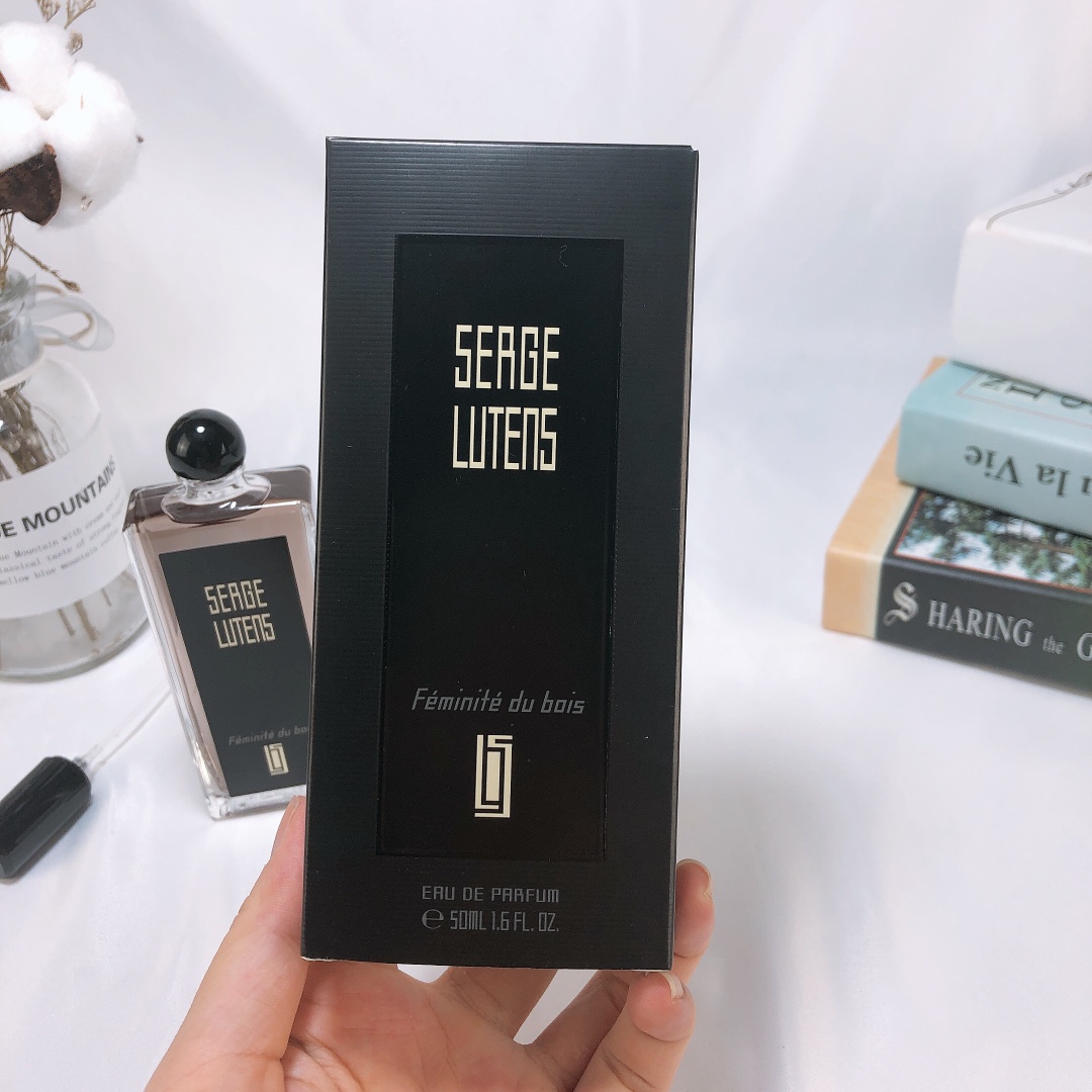 95💰专柜品质
新款新包装卢丹氏林之妩媚100ml，，香调：木质东方调容量：100ml气味：雪松肉桂李子桃子公丁香依兰紫罗兰橙花生姜玫瑰香草麝香檀香木安息香脂属性：女香桃子和李子带着甜甜的汁水、穿插在雪松里、肉桂则成了最好的点缀、转入中调后，果肉气息依稀可见、公丁香一马当先站在了主位、依兰花和紫罗兰花香味较厚重、和香料完美地融合在一起、略略带着点脂粉气的玫瑰和她们分立两侧、组成一支花与香料的大军、香草和麝香显得非常顺滑、让整体的香味变得柔软宜人、整体转入尾调后、木香与树脂的气息仿佛使香味一点一点的凝了起来、从一种散发清越的气体、慢慢变成琥珀色的流质、最终凝结在一颗颗树脂般的结晶里。