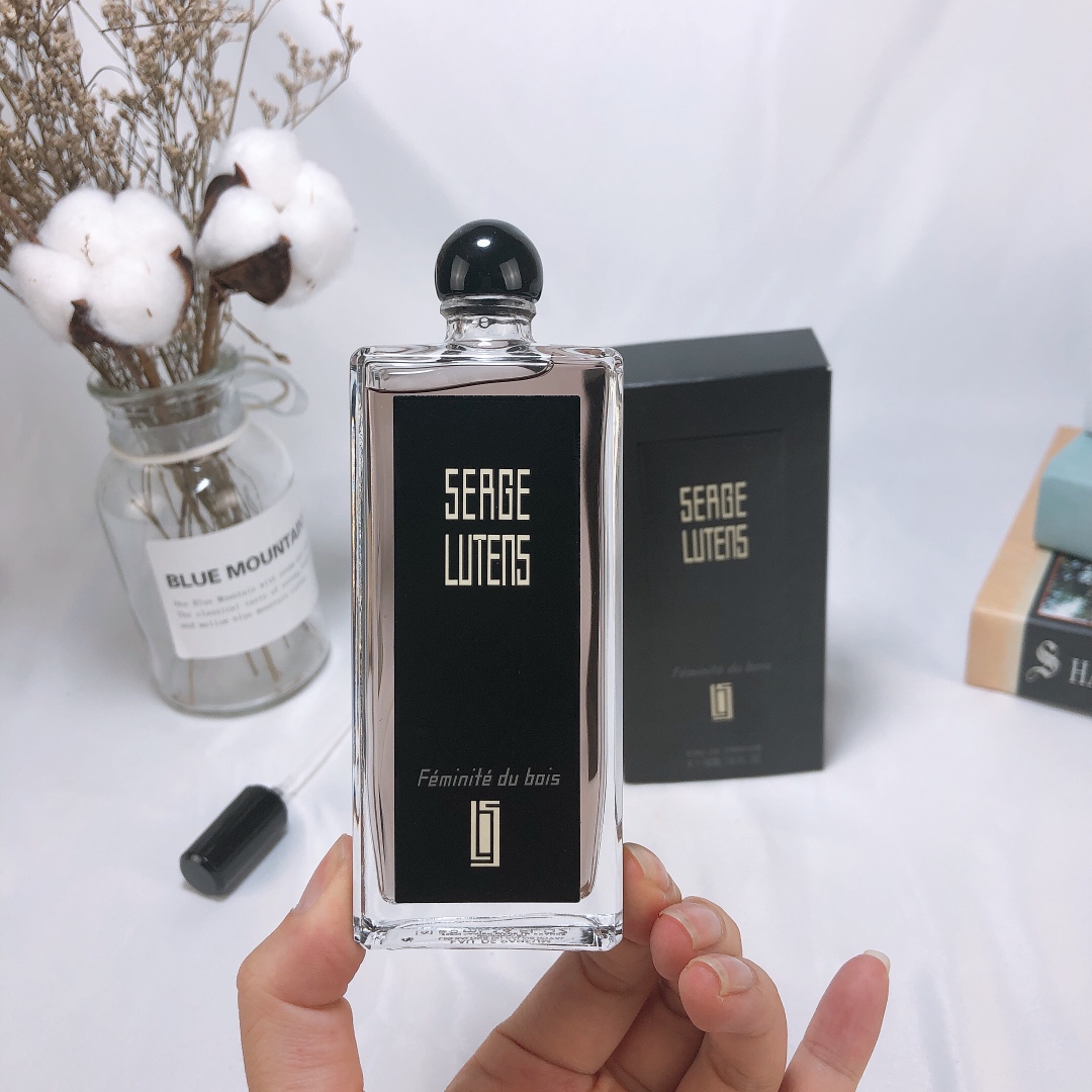 95💰专柜品质
新款新包装卢丹氏林之妩媚100ml，，香调：木质东方调容量：100ml气味：雪松肉桂李子桃子公丁香依兰紫罗兰橙花生姜玫瑰香草麝香檀香木安息香脂属性：女香桃子和李子带着甜甜的汁水、穿插在雪松里、肉桂则成了最好的点缀、转入中调后，果肉气息依稀可见、公丁香一马当先站在了主位、依兰花和紫罗兰花香味较厚重、和香料完美地融合在一起、略略带着点脂粉气的玫瑰和她们分立两侧、组成一支花与香料的大军、香草和麝香显得非常顺滑、让整体的香味变得柔软宜人、整体转入尾调后、木香与树脂的气息仿佛使香味一点一点的凝了起来、从一种散发清越的气体、慢慢变成琥珀色的流质、最终凝结在一颗颗树脂般的结晶里。