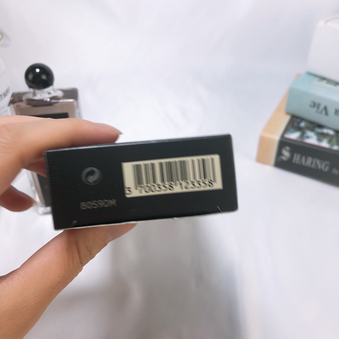 95💰专柜品质
新款新包装卢丹氏林之妩媚100ml，，香调：木质东方调容量：100ml气味：雪松肉桂李子桃子公丁香依兰紫罗兰橙花生姜玫瑰香草麝香檀香木安息香脂属性：女香桃子和李子带着甜甜的汁水、穿插在雪松里、肉桂则成了最好的点缀、转入中调后，果肉气息依稀可见、公丁香一马当先站在了主位、依兰花和紫罗兰花香味较厚重、和香料完美地融合在一起、略略带着点脂粉气的玫瑰和她们分立两侧、组成一支花与香料的大军、香草和麝香显得非常顺滑、让整体的香味变得柔软宜人、整体转入尾调后、木香与树脂的气息仿佛使香味一点一点的凝了起来、从一种散发清越的气体、慢慢变成琥珀色的流质、最终凝结在一颗颗树脂般的结晶里。