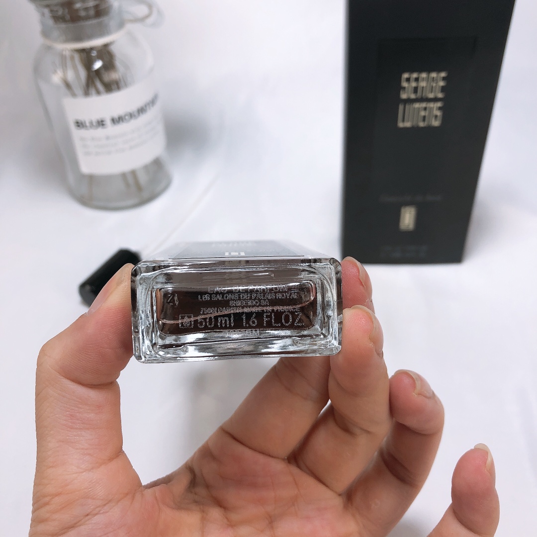 95💰专柜品质
新款新包装卢丹氏林之妩媚100ml，，香调：木质东方调容量：100ml气味：雪松肉桂李子桃子公丁香依兰紫罗兰橙花生姜玫瑰香草麝香檀香木安息香脂属性：女香桃子和李子带着甜甜的汁水、穿插在雪松里、肉桂则成了最好的点缀、转入中调后，果肉气息依稀可见、公丁香一马当先站在了主位、依兰花和紫罗兰花香味较厚重、和香料完美地融合在一起、略略带着点脂粉气的玫瑰和她们分立两侧、组成一支花与香料的大军、香草和麝香显得非常顺滑、让整体的香味变得柔软宜人、整体转入尾调后、木香与树脂的气息仿佛使香味一点一点的凝了起来、从一种散发清越的气体、慢慢变成琥珀色的流质、最终凝结在一颗颗树脂般的结晶里。