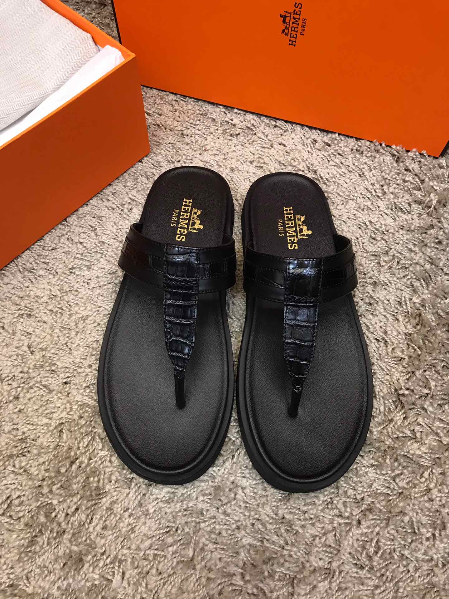 NO:279522,The store manager's grand recommendation of the latest summer [Bay Crocodile Belly] Sandwich Simple and fashionable Luxury and atmospheric Gentlemanly Baidu Casual and yet elegant 38/45; the tire bottom is the highlight, wear-resistant and non-slip, absolutely suitable for you who know how to taste life!  ,19860909批 福利来袭店长隆重推荐官网最新夏季【湾鳄鱼肚皮】凉拖 简单时尚 奢华大气 绅士风度百度 休闲不失气质 38/45；轮胎大底是亮点 耐磨防滑 绝对适合懂得品味生活的您！,,Men's shoes