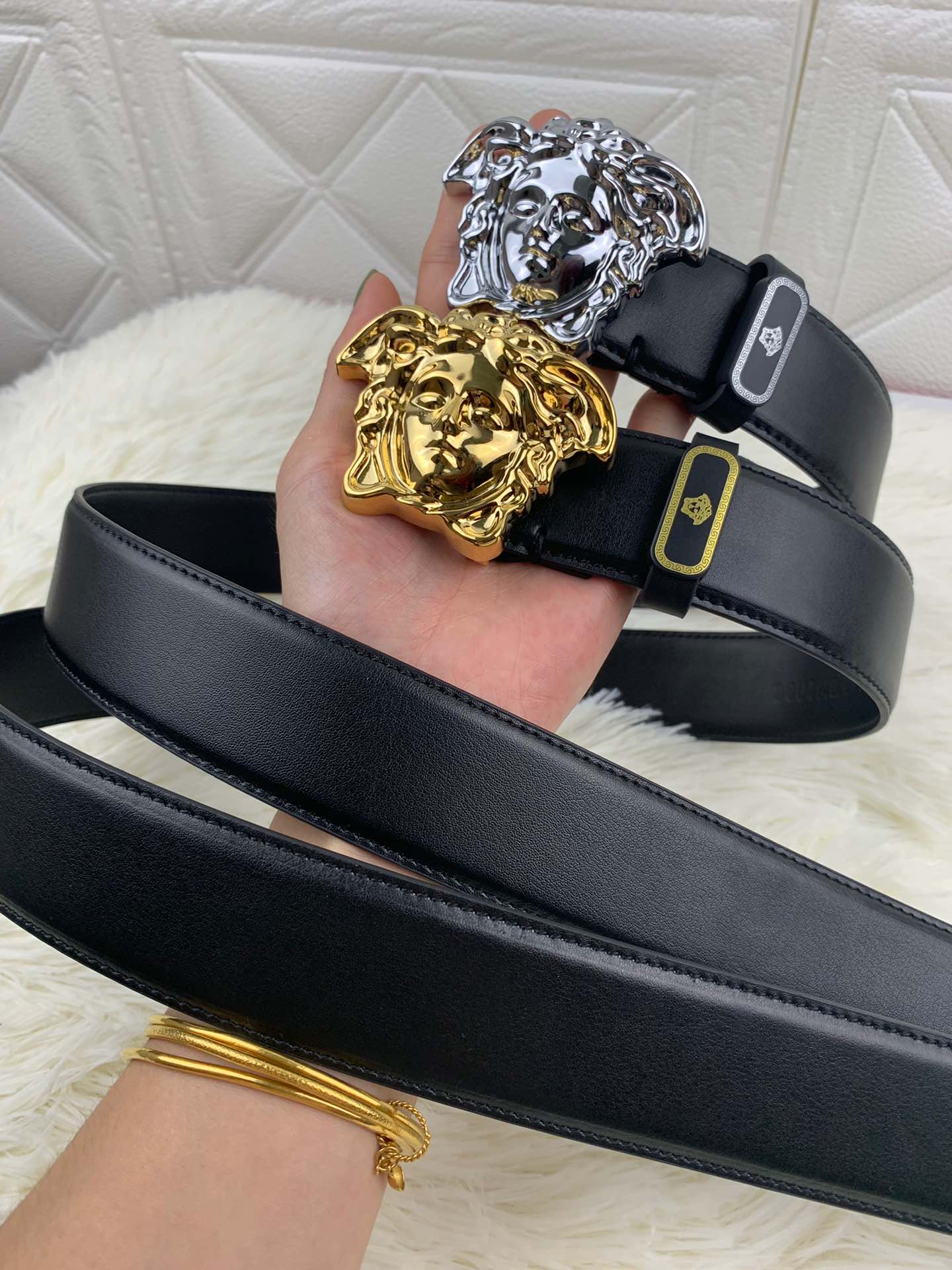 I0 p,配送专柜全套礼盒包装,范思哲Versace,世界著名奢侈品品牌,经典商务休闲,高档腰带 ,精致的手工艺制作,采用%牛皮带身,搭配 .经典爆款扣 ,宽度3.8MM,手感极佳.上身效果超棒.高档精品,送礼自用首选百搭款式,绝对火爆款.亲们快快转图吧