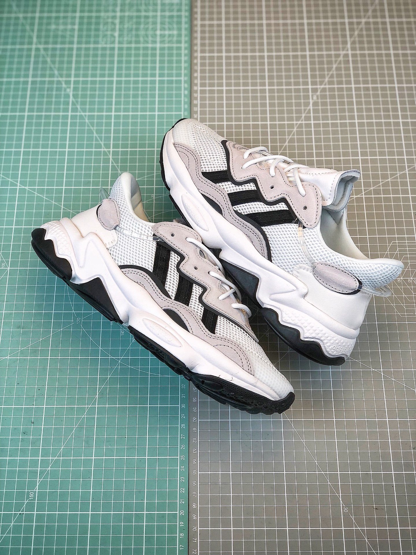 170阿迪老爹鞋系列 ADIDAS Ozweego[Nose Candy Mandy]。货号：EE7004