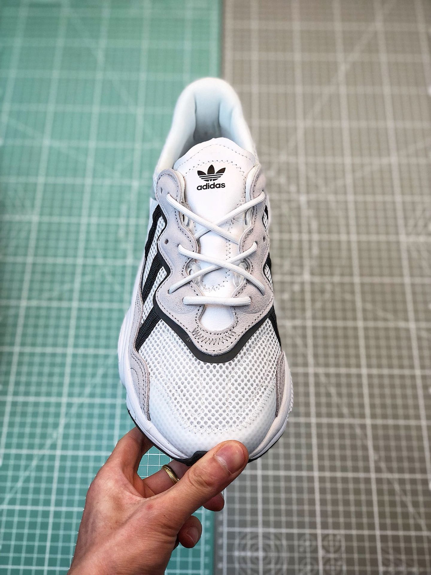 170阿迪老爹鞋系列 ADIDAS Ozweego[Nose Candy Mandy]。货号：EE7004