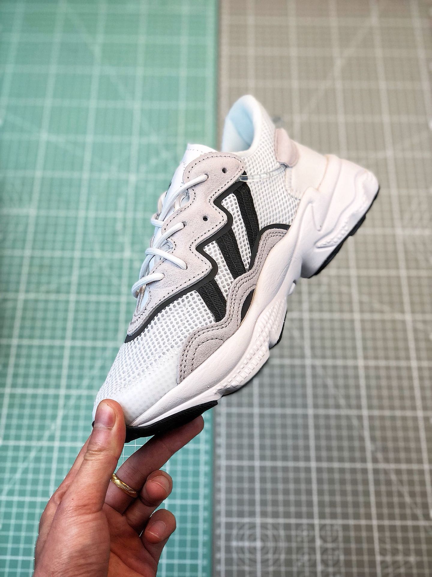 170阿迪老爹鞋系列 ADIDAS Ozweego[Nose Candy Mandy]。货号：EE7004