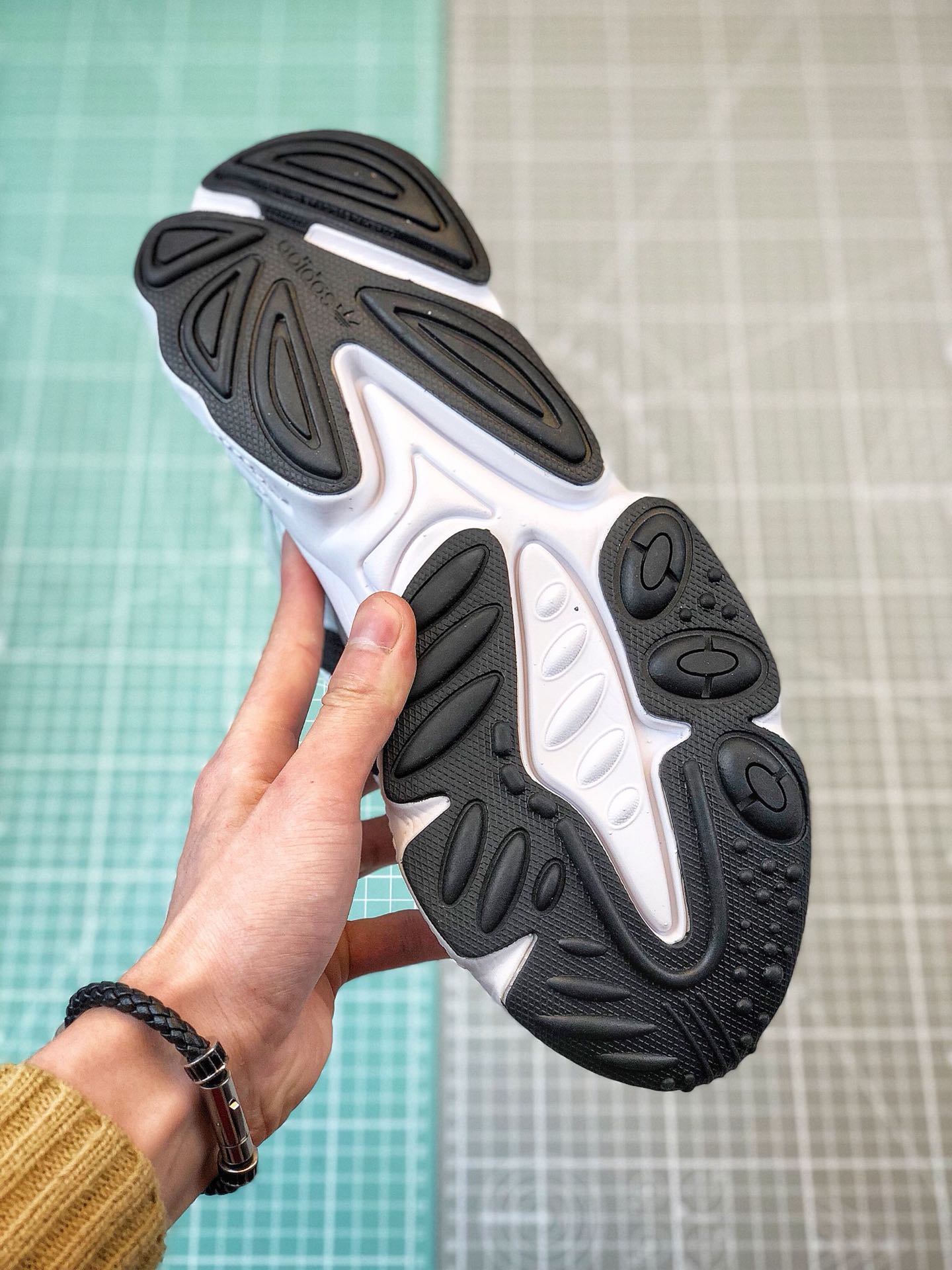 170阿迪老爹鞋系列 ADIDAS Ozweego[Nose Candy Mandy]。货号：EE7004