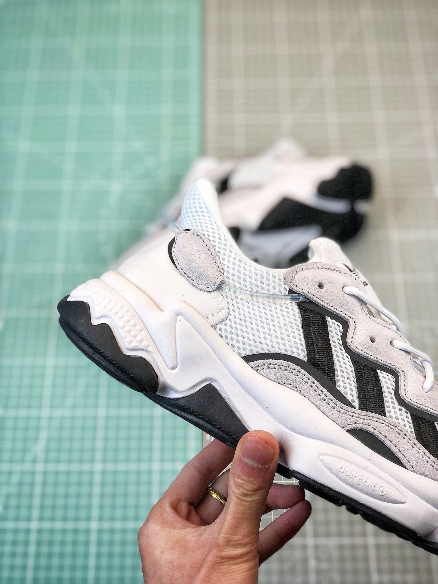 170阿迪老爹鞋系列 ADIDAS Ozweego[Nose Candy Mandy]。货号：EE7004