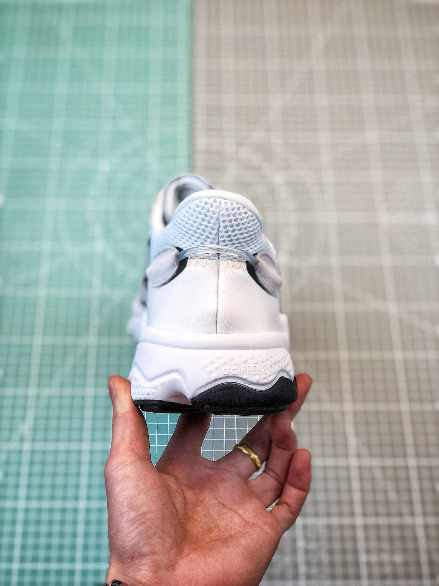 170阿迪老爹鞋系列 ADIDAS Ozweego[Nose Candy Mandy]。货号：EE7004
