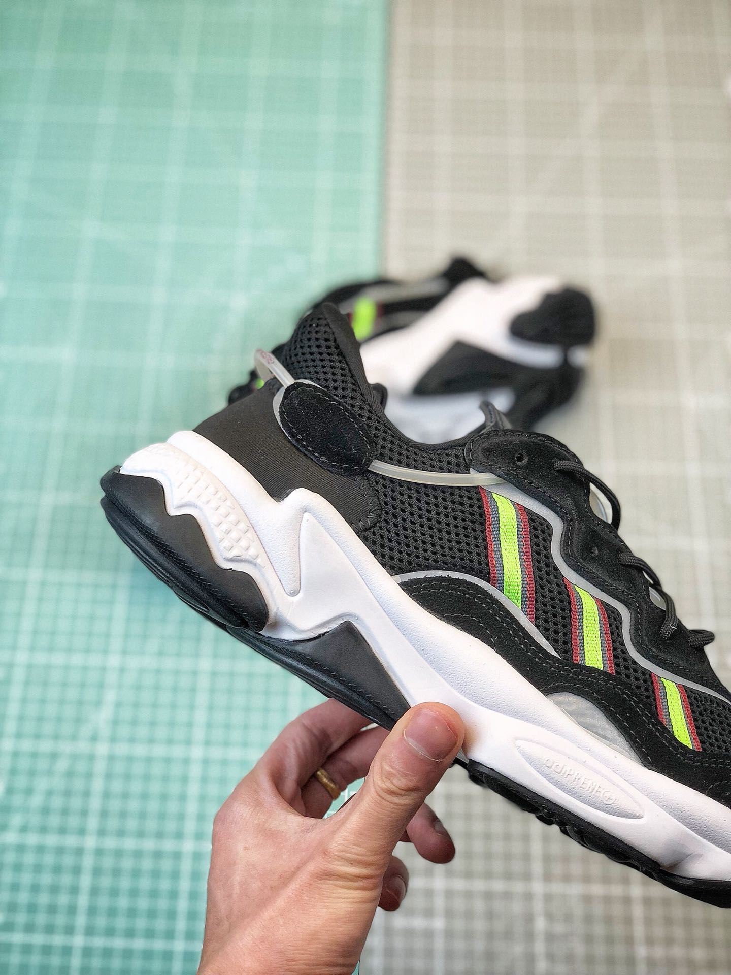 170阿迪老爹鞋系列 ADIDAS Ozweego[Nose Candy Mandy]。货号：EE7002