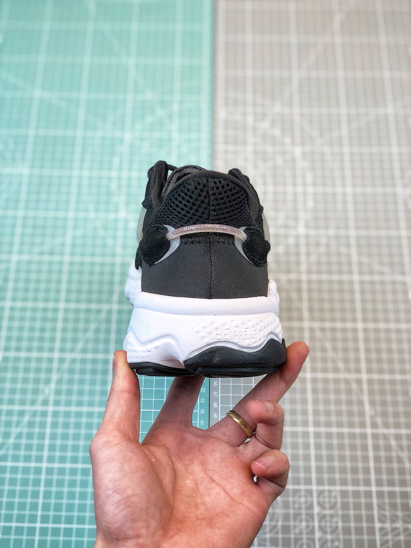 170阿迪老爹鞋系列 ADIDAS Ozweego[Nose Candy Mandy]。货号：EE7002