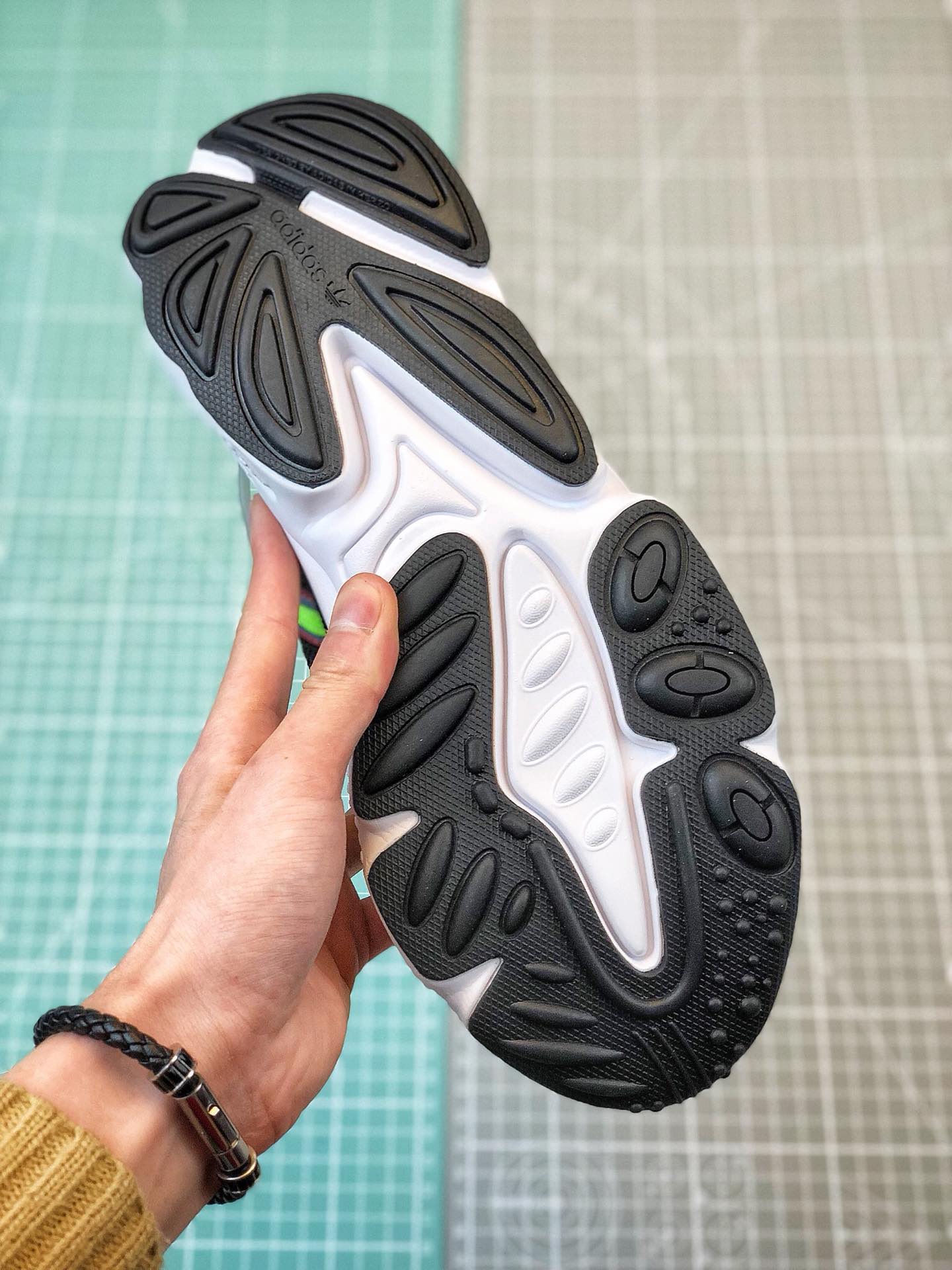 170阿迪老爹鞋系列 ADIDAS Ozweego[Nose Candy Mandy]。货号：EE7002
