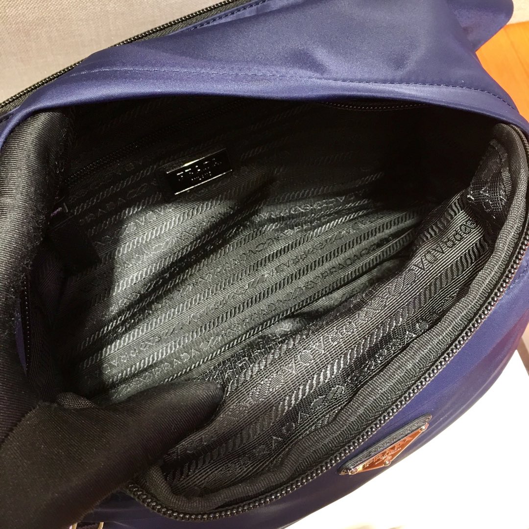 PRADA普拉达进口织物面料邮差包2VH038