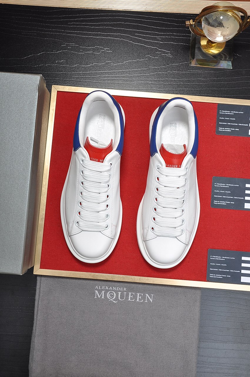 I5  市面最高版本 MQUEEN  麦昆 Alexander McQueen 情侣款：女35-40，男38-44小白鞋配色，官网同步发售想不出有任何理由不收它面料采用哑光头层牛皮面 最新材料，内里和垫脚是定制同面色的柔软羊皮 高端上档次原版大底 回弹度极佳 耐磨又舒适 鞋底厚4.5cm。