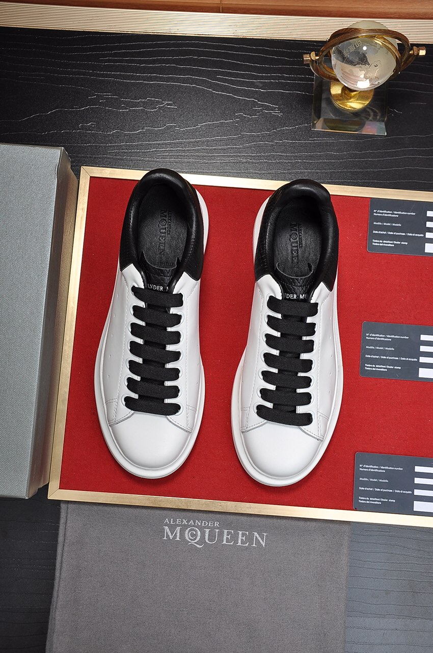 I5  市面最高版本 MQUEEN  麦昆 Alexander McQueen 情侣款：女35-40，男38-44小白鞋配色，官网同步发售想不出有任何理由不收它面料采用哑光头层牛皮面 最新材料，内里和垫脚是定制同面色的柔软羊皮 高端上档次原版大底 回弹度极佳 耐磨又舒适 鞋底厚4.5cm。