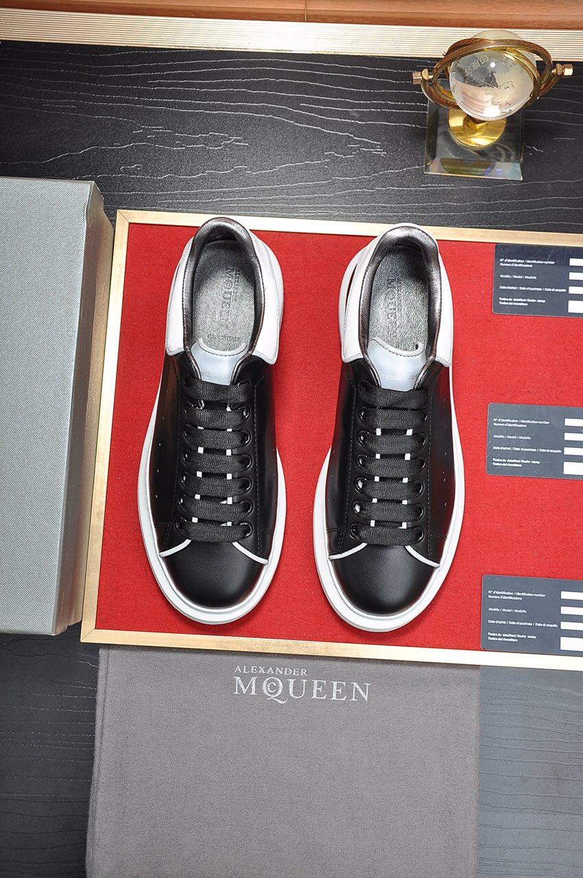 I5  市面最高版本 MQUEEN  麦昆 Alexander McQueen 情侣款：女35-40，男38-44小白鞋配色，官网同步发售想不出有任何理由不收它面料采用哑光头层牛皮面 最新材料，内里和垫脚是定制同面色的柔软羊皮 高端上档次原版大底 回弹度极佳 耐磨又舒适 鞋底厚4.5cm。