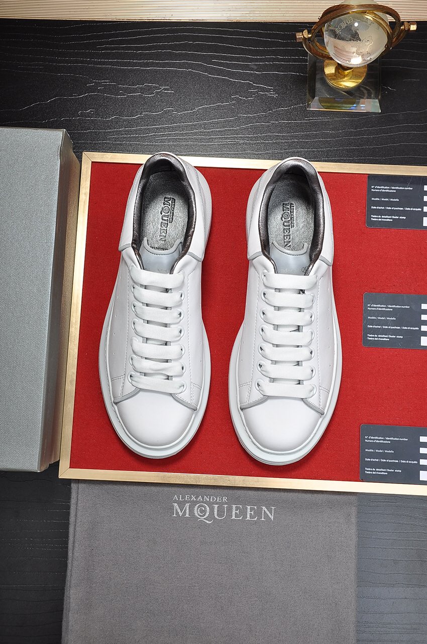 I5  市面最高版本 MQUEEN  麦昆 Alexander McQueen 情侣款：女35-40，男38-44小白鞋配色，官网同步发售想不出有任何理由不收它面料采用哑光头层牛皮面 最新材料，内里和垫脚是定制同面色的柔软羊皮 高端上档次原版大底 回弹度极佳 耐磨又舒适 鞋底厚4.5cm。