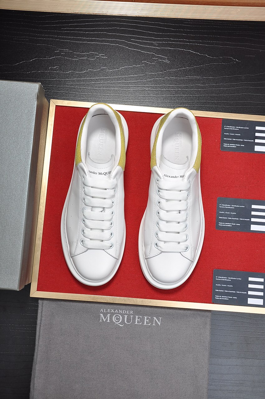 I5  市面最高版本 MQUEEN  麦昆 Alexander McQueen 情侣款：女35-40，男38-44小白鞋配色，官网同步发售想不出有任何理由不收它面料采用哑光头层牛皮面 最新材料，内里和垫脚是定制同面色的柔软羊皮 高端上档次原版大底 回弹度极佳 耐磨又舒适 鞋底厚4.5cm。