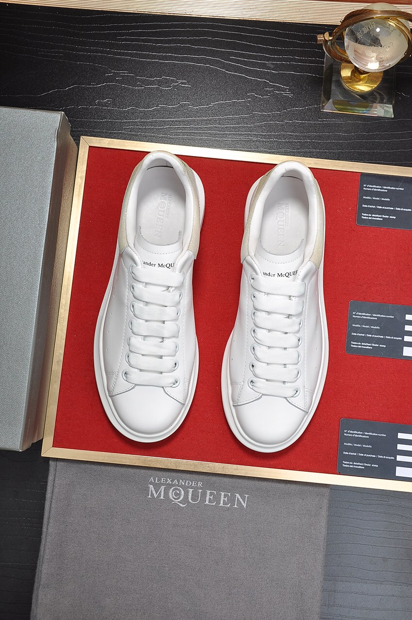 I5  市面最高版本 MQUEEN  麦昆 Alexander McQueen 情侣款：女35-40，男38-44小白鞋配色，官网同步发售想不出有任何理由不收它面料采用哑光头层牛皮面 最新材料，内里和垫脚是定制同面色的柔软羊皮 高端上档次原版大底 回弹度极佳 耐磨又舒适 鞋底厚4.5cm。