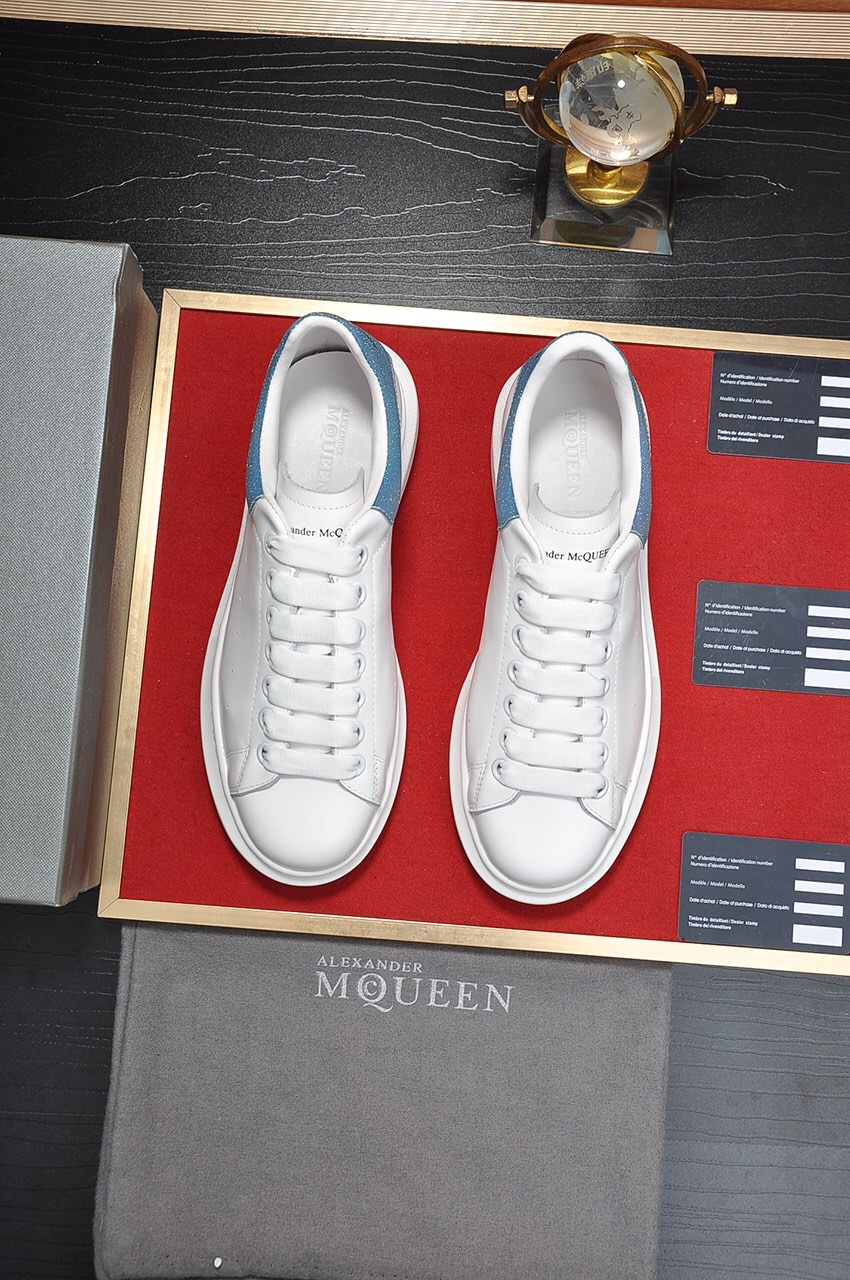 I5  市面最高版本 MQUEEN  麦昆 Alexander McQueen 情侣款：女35-40，男38-44小白鞋配色，官网同步发售想不出有任何理由不收它面料采用哑光头层牛皮面 最新材料，内里和垫脚是定制同面色的柔软羊皮 高端上档次原版大底 回弹度极佳 耐磨又舒适 鞋底厚4.5cm。