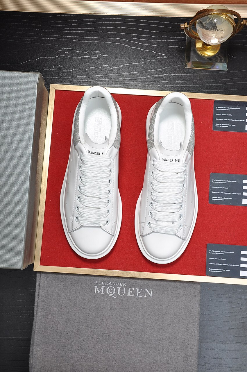 I5  市面最高版本 MQUEEN  麦昆 Alexander McQueen 情侣款：女35-40，男38-44小白鞋配色，官网同步发售想不出有任何理由不收它面料采用哑光头层牛皮面 最新材料，内里和垫脚是定制同面色的柔软羊皮 高端上档次原版大底 回弹度极佳 耐磨又舒适 鞋底厚4.5cm。