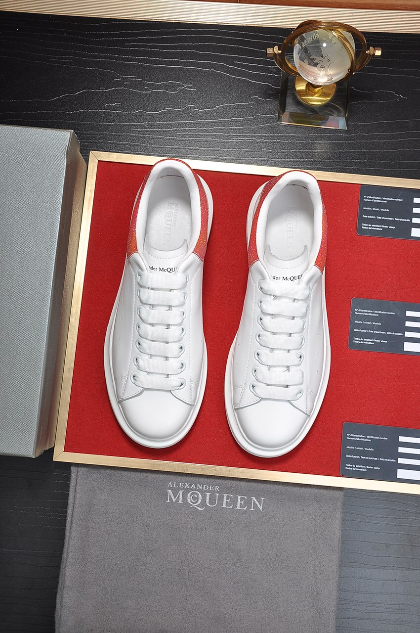 I5  市面最高版本 MQUEEN  麦昆 Alexander McQueen 情侣款：女35-40，男38-44小白鞋配色，官网同步发售想不出有任何理由不收它面料采用哑光头层牛皮面 最新材料，内里和垫脚是定制同面色的柔软羊皮 高端上档次原版大底 回弹度极佳 耐磨又舒适 鞋底厚4.5cm。