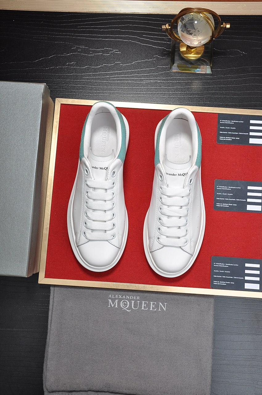 I5  市面最高版本 MQUEEN  麦昆 Alexander McQueen 情侣款：女35-40，男38-44小白鞋配色，官网同步发售想不出有任何理由不收它面料采用哑光头层牛皮面 最新材料，内里和垫脚是定制同面色的柔软羊皮 高端上档次原版大底 回弹度极佳 耐磨又舒适 鞋底厚4.5cm。