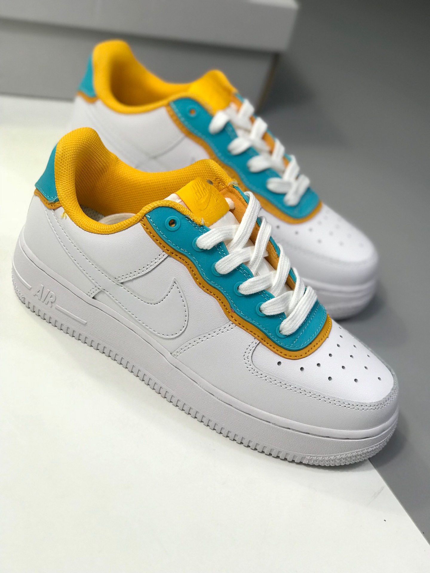 170Nike Air Force 1 Low '07 低帮空军一号休闲板鞋 “新款白黄蓝&红”订制皮料 原盒原标 内置气垫 官方货号：AA0287-104/105
