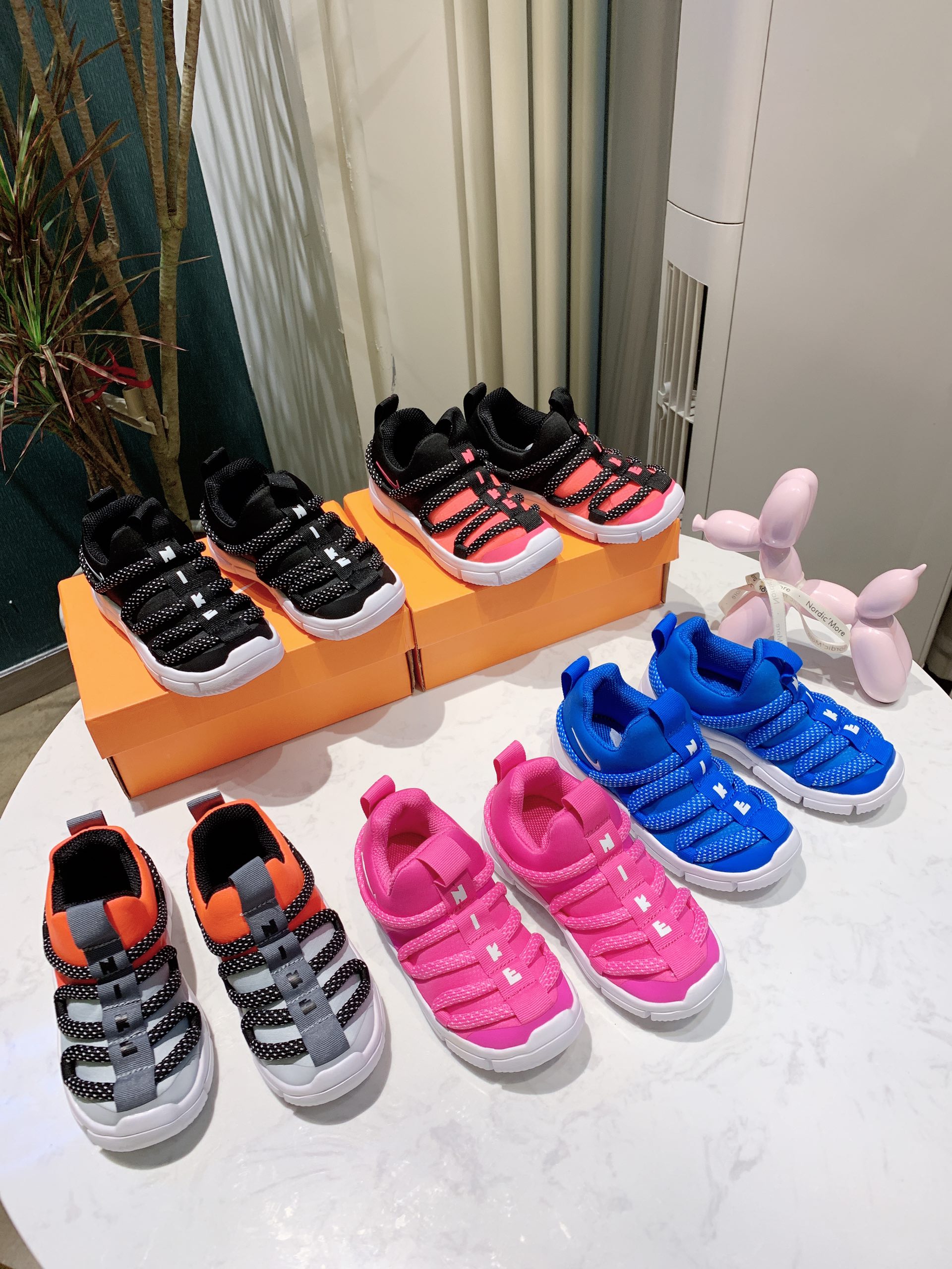 配色合集➕库表 🍃🍃🍃 Nike Novice (PS) 耐克毛毛虫二代 轻盈舒适 专为成长中的双足匠心打造.一脚蹬款式设计,易于穿脱,弹力设计带来稳固的舒适贴合感,让孩子乐享日常玩耍体验. 其他细节 一脚蹬款式结合 2 个提拉设计,易于穿脱 弹性面料,稳固舒适 鞋头覆面设计,经久耐穿 脚踝和后跟添加衬垫,舒适非凡 鞋底融入凹槽设计,柔韧灵活