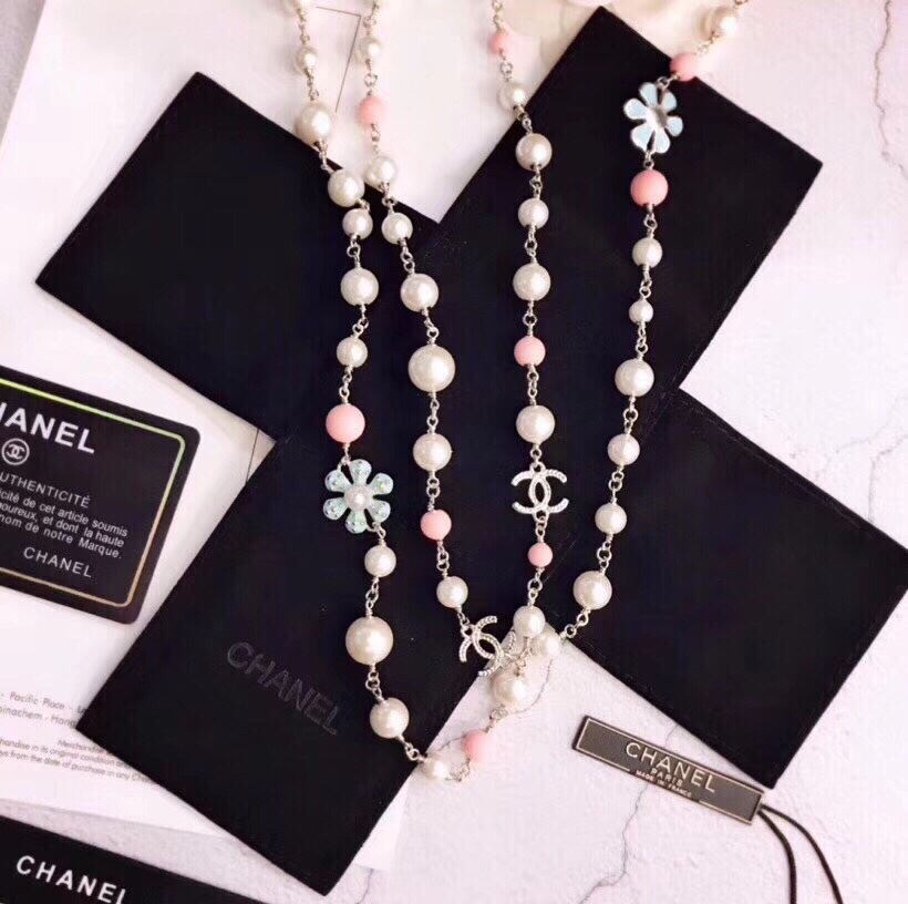  👑Chanel 小香 早春新款 香奈儿希腊款麦穗双C蓝色花朵镶珍珠项链毛衣链 精选正品一致黄铜材质 甜
