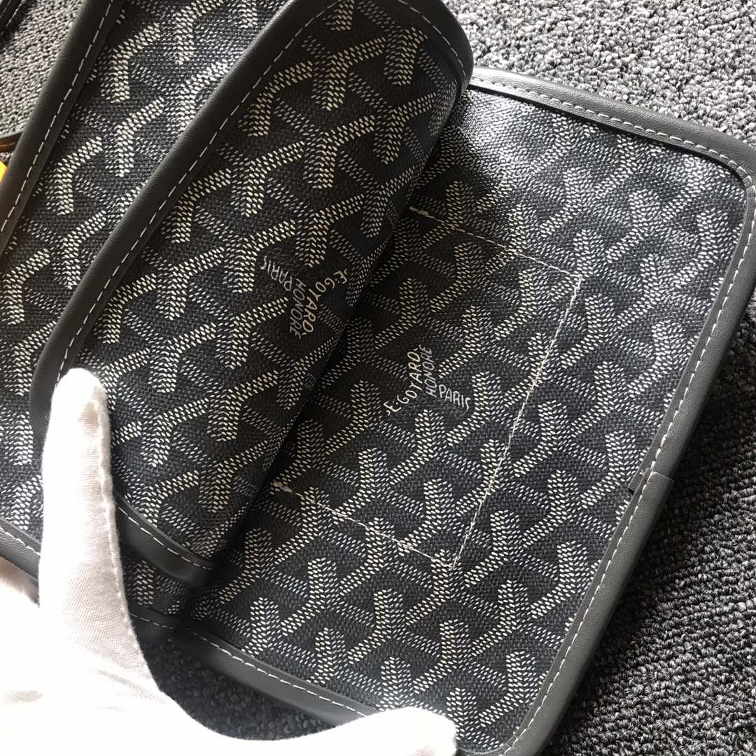 GOYARD戈雅三层包小挎包到货，這款小包正版特别难买 小小的其实超能装。一共3个小口袋+背面还有个插袋