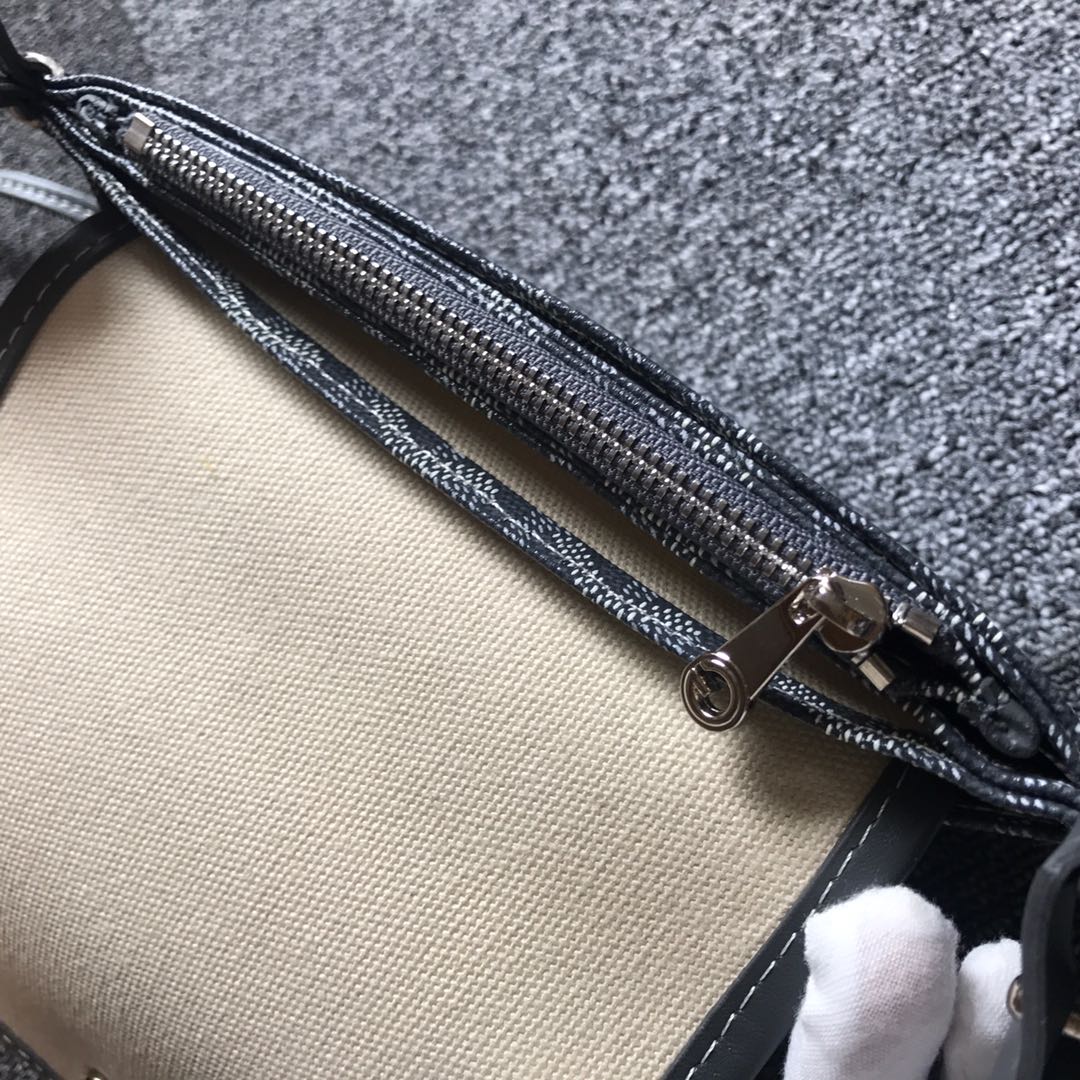 GOYARD戈雅三层包小挎包到货，這款小包正版特别难买 小小的其实超能装。一共3个小口袋+背面还有个插袋