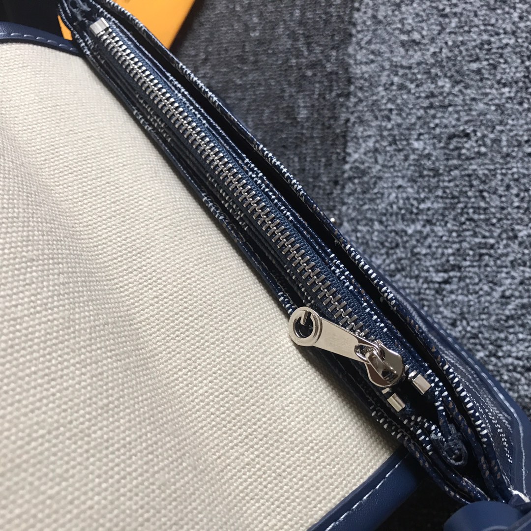 GOYARD戈雅三层包小挎包到货，這款小包正版特别难买 小小的其实超能装。一共3个小口袋+背面还有个插袋