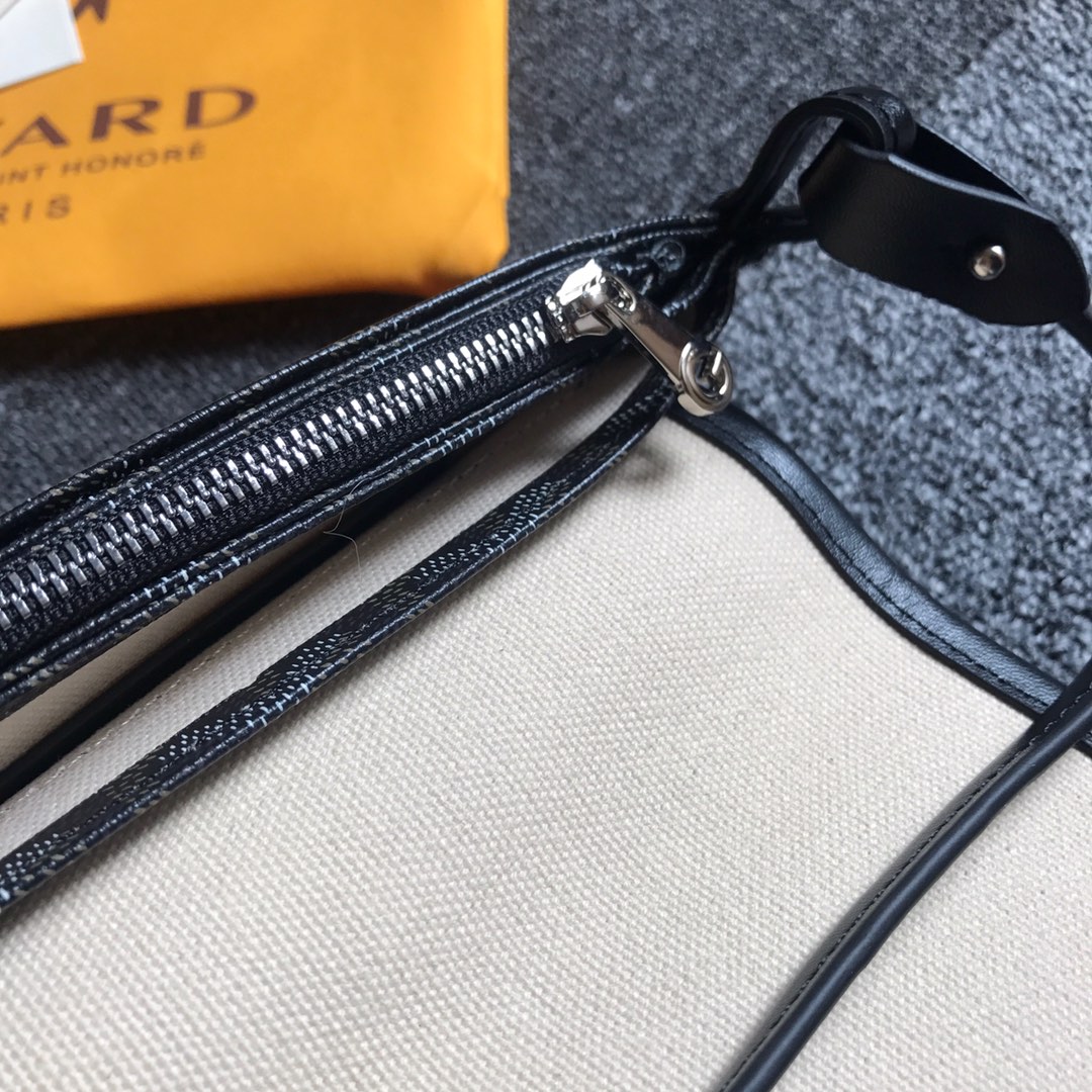 GOYARD戈雅三层包小挎包到货，這款小包正版特别难买 小小的其实超能装。一共3个小口袋+背面还有个插袋