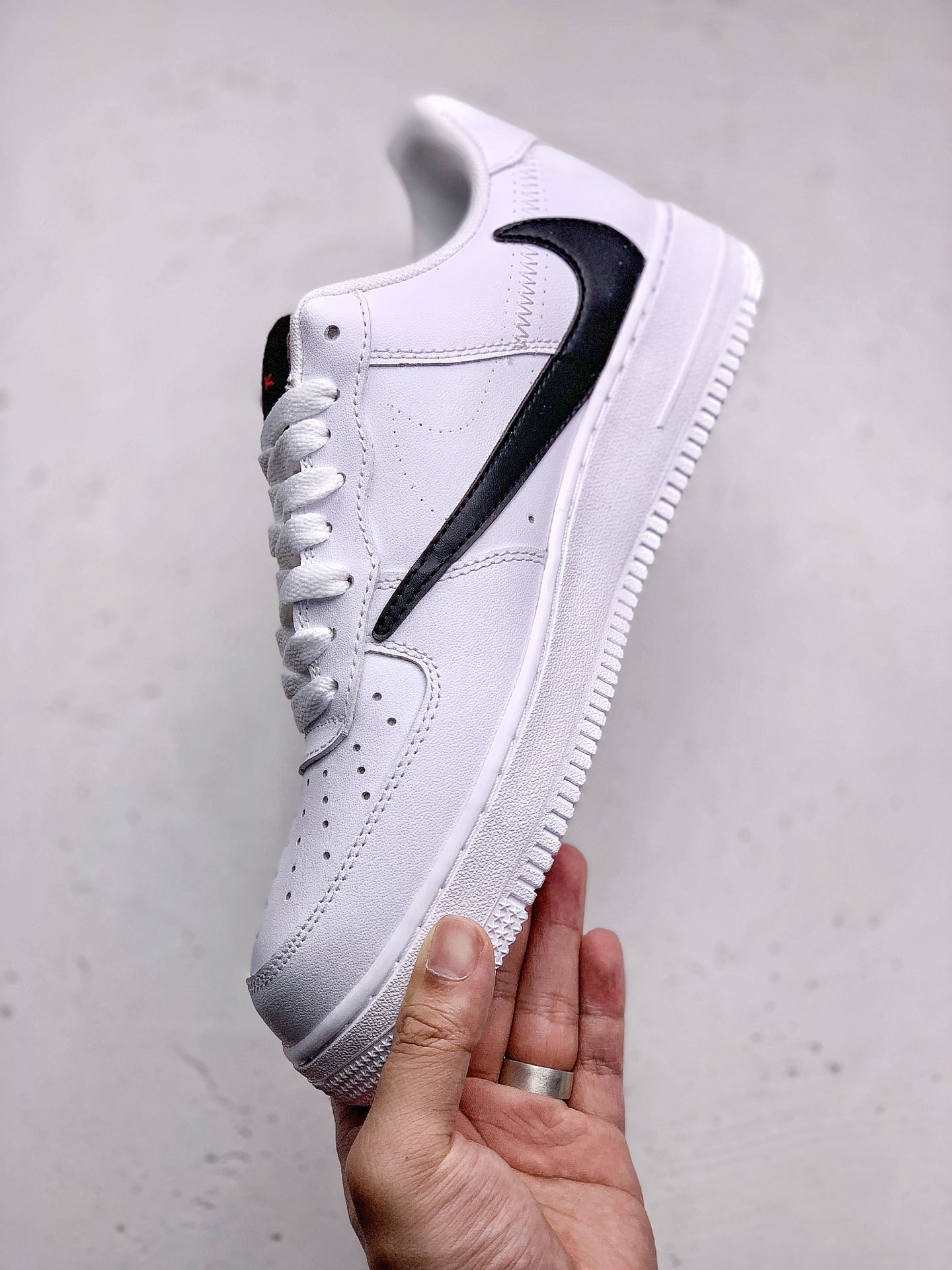 220 Nike Air Force 1 Low 倒钩搭配春季新品 公司级 Nike Air Force 1 Low 倒钩 空军低帮休闲板鞋 AQ8896 100
