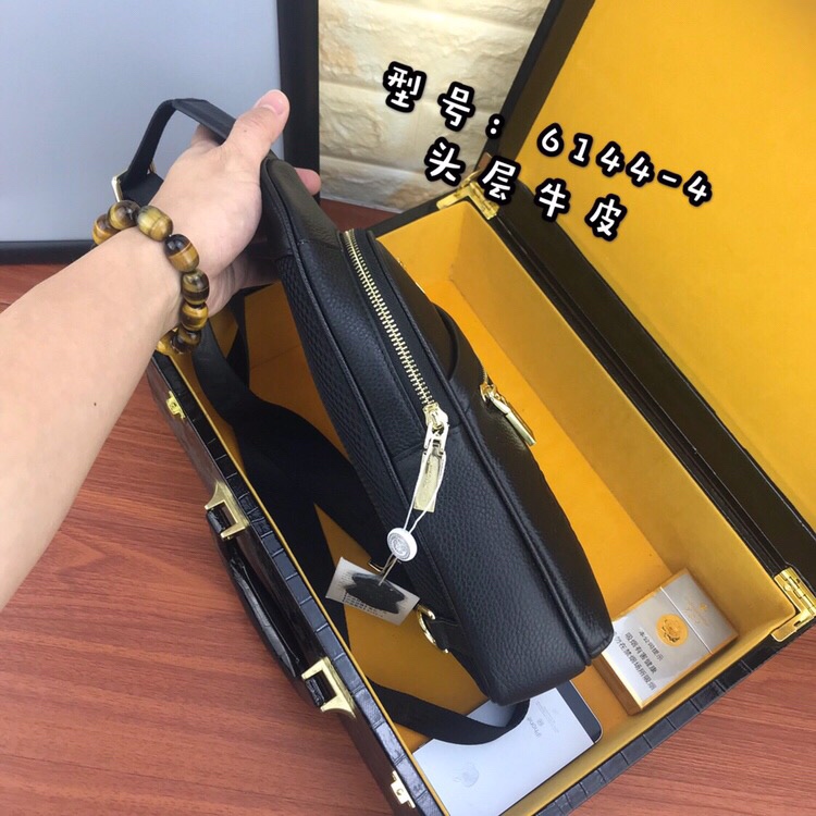 （原单货）黑色【范思哲】专柜原单，范思哲胸包🐮爆款[强][强]【VERSACE】🐮专柜同步，原版进囗头层