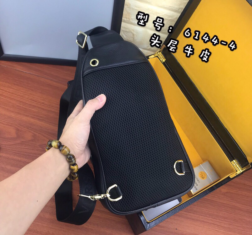 （原单货）黑色【范思哲】专柜原单，范思哲胸包🐮爆款[强][强]【VERSACE】🐮专柜同步，原版进囗头层