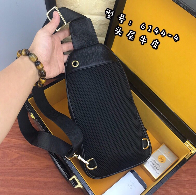 （原单货）黑色【范思哲】专柜原单，范思哲胸包🐮爆款[强][强]【VERSACE】🐮专柜同步，原版进囗头层