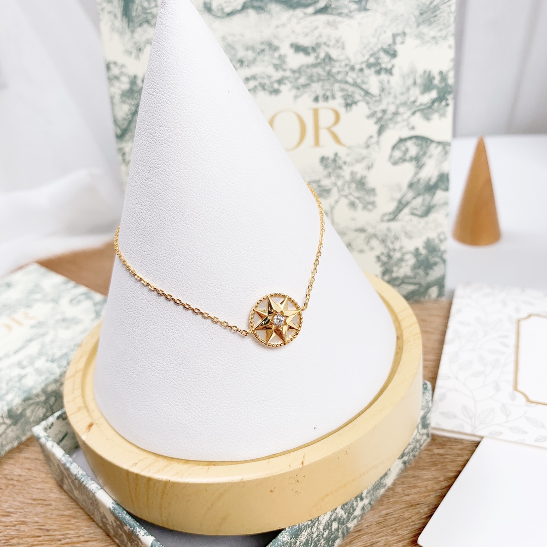 NO:101080,D Limited Compass 925 Sterling Silver Bracelet (Pearl White Mother of Pearl) (Sterling Silver Gold Plated) Dior rose des vents Compass Rose Series Bracelet, this Mother of Pearl is a limited edition Chinese style. The front of the compass is a lucky eight-pointed star shape inspired by the compass rose pattern, and Swarovski diamonds are also inlaid in the middle of the stars, symbolizing the purity of women!  On one side is the gentle and round mother of pearl, the lucky eight-pointed compass!  ,Dior bracelet,dior,swarovski,bracelet,pure silver,gold plating19860909D限量罗盘925纯银手链（珍珠白贝母石）（纯银镀金） Dior rose des vents罗盘玫瑰系列手链,这款珍珠贝母是中国限量款,罗盘正面是以罗盘玫瑰图案为灵感的幸运八芒星造型,星星中间还镶嵌施华洛世奇钻石,象征女性的纯洁！一面是温柔圆润的珍珠贝母,幸运八芒星罗盘！,Dior手链,dior,swarovski,bracelet,pure silver,gold plating,Jewelry