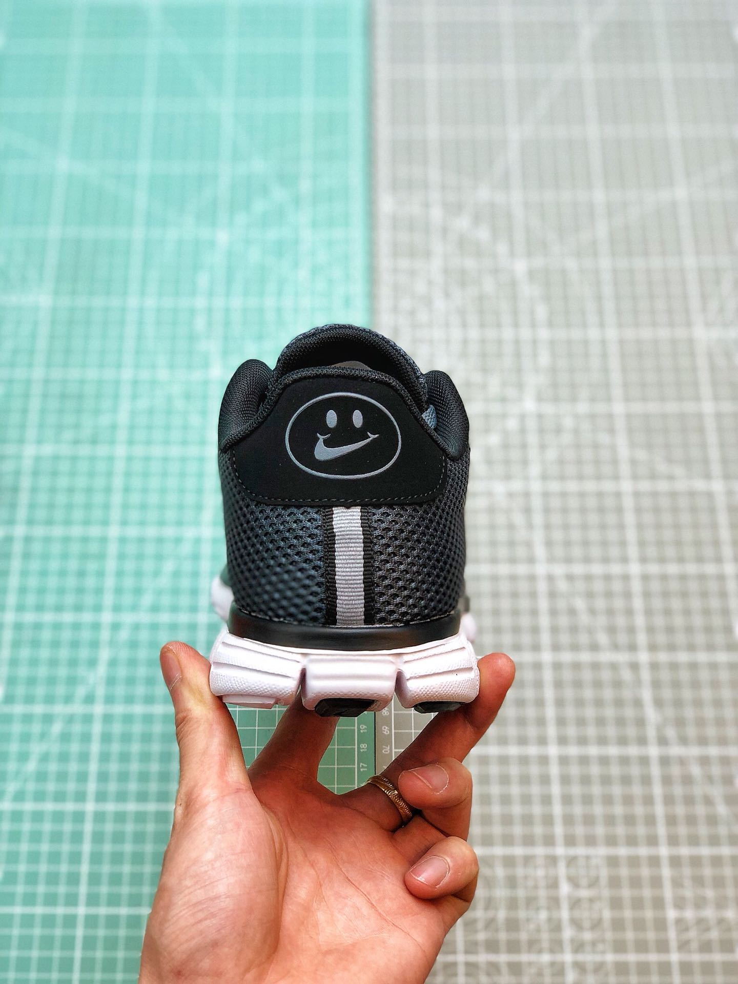 130 2019夏季Nike FREE 3.0V2夏季赤足透气面跑鞋806568-006