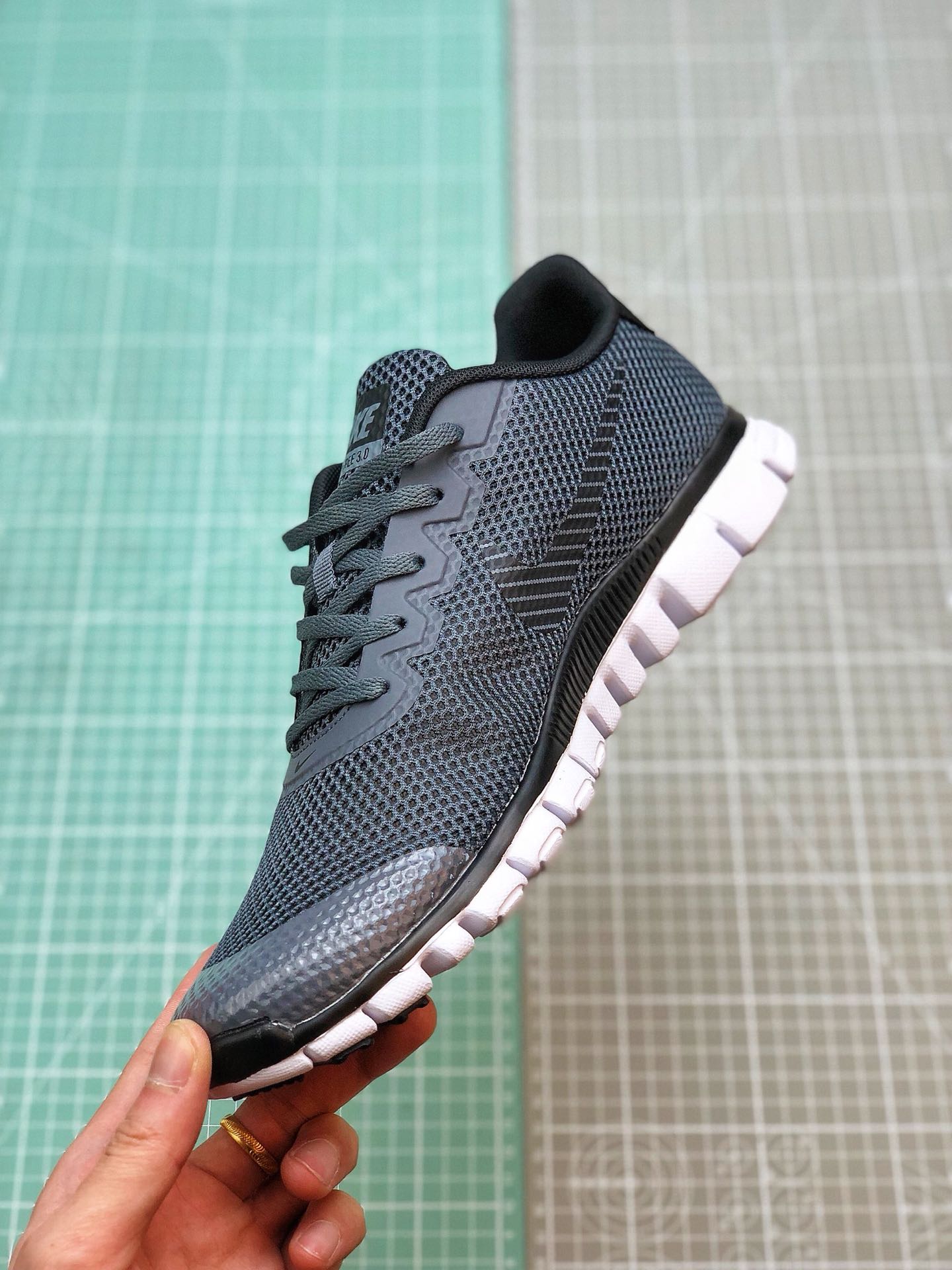 130 2019夏季Nike FREE 3.0V2夏季赤足透气面跑鞋806568-006