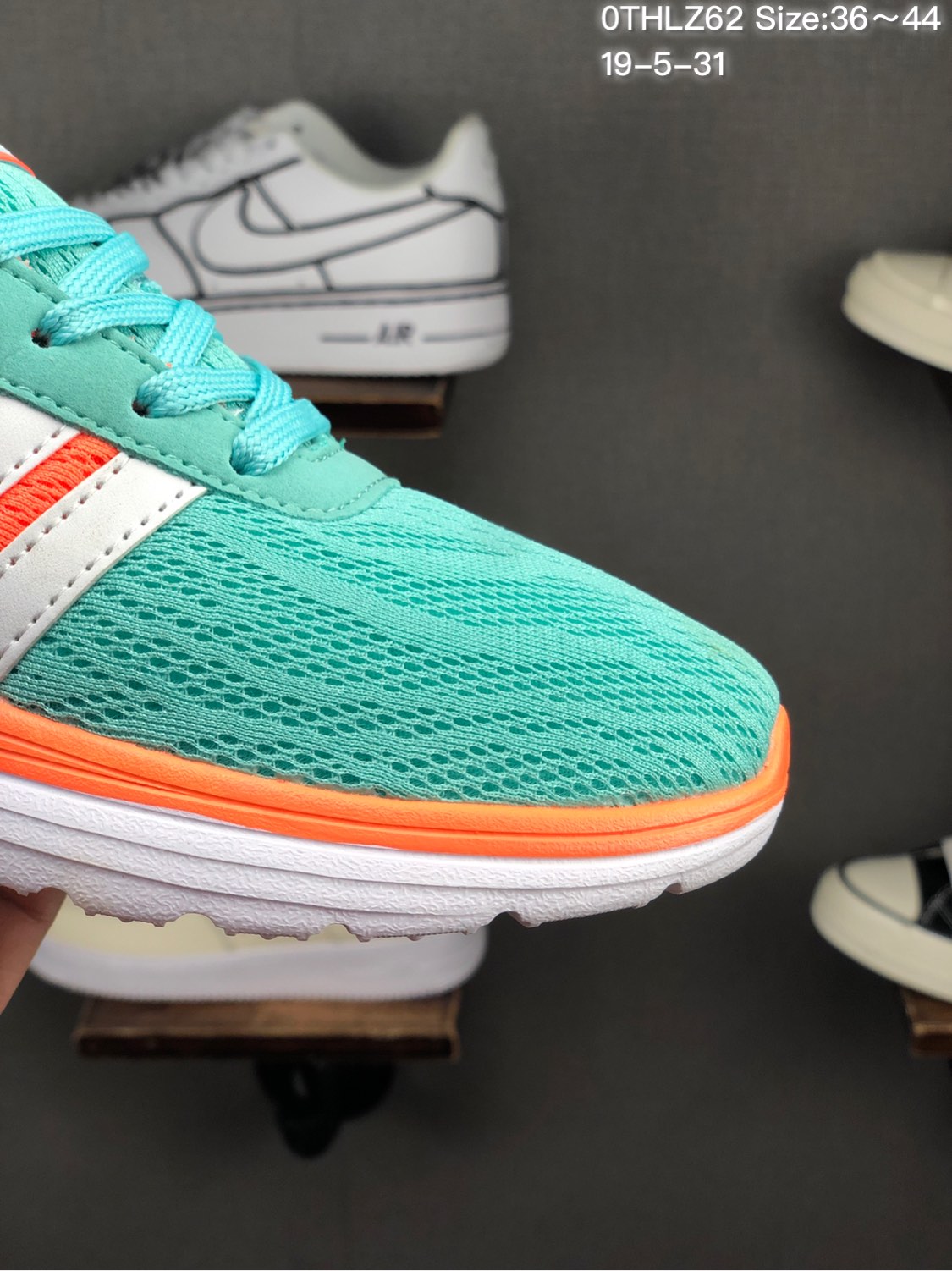 70 adidas阿迪达斯 夏季透气轻盈慢跑鞋