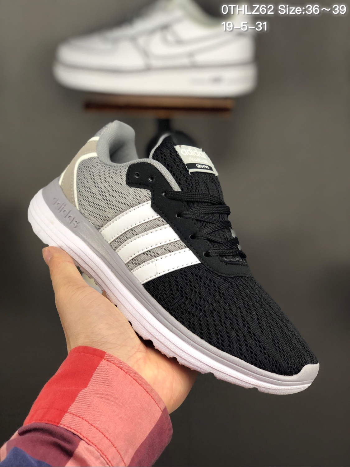 70 adidas阿迪达斯 夏季透气轻盈慢跑鞋