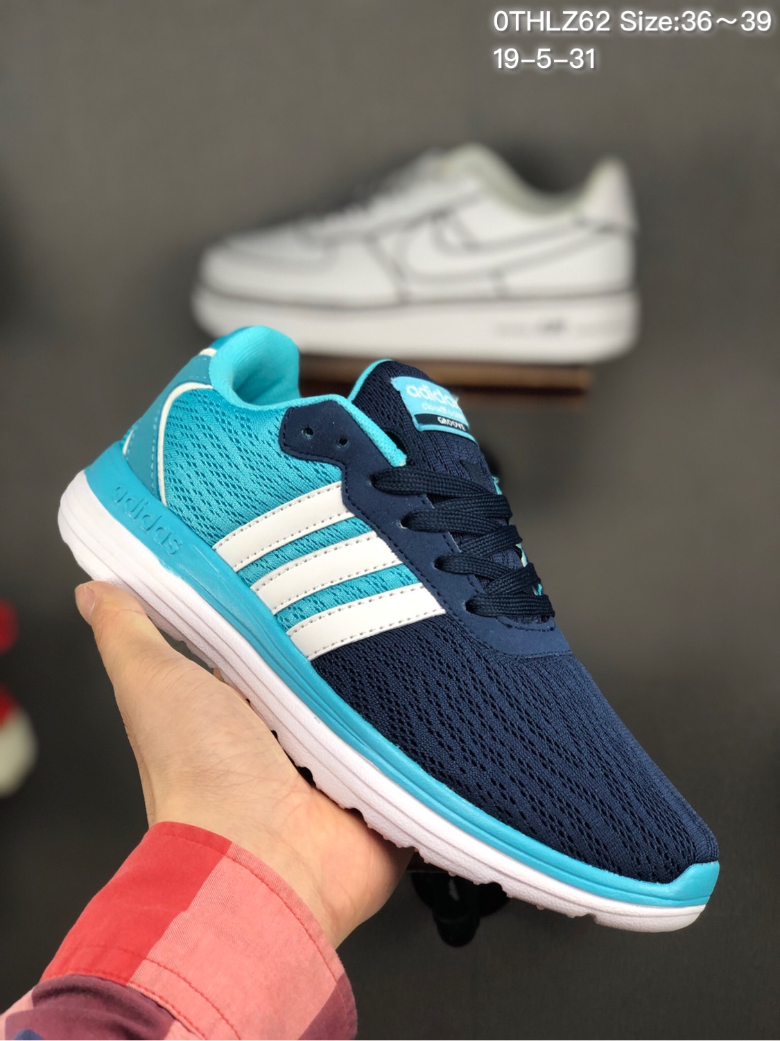 70 adidas阿迪达斯 夏季透气轻盈慢跑鞋