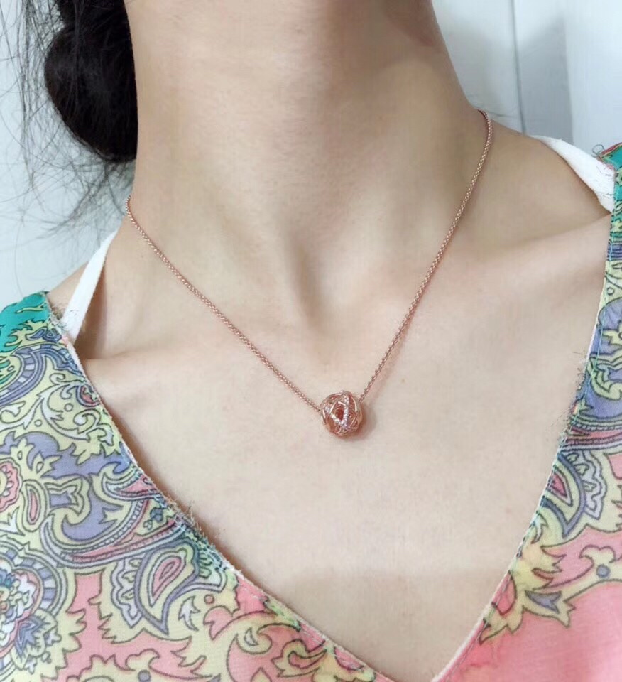 NO:103670,[Today's recommendation] The best gift for your girlfriend is inspired by the magnificence of the distant galaxy, made of rose-colored PANDORA rose series materials. The mutual hinges of star trajectories, the intersecting metallic luster and the pattern of gemstones make this decorative decorative exotic effect, Pandora necklace, necklace19860909【今日推荐】主推送女友最佳礼物 以遥远银河的壮美为灵感,由玫瑰色的PANDORA玫瑰系列材料制成.相互铰链的星星轨迹、交相辉映的金属光泽和镶满宝石的线条图案,令这款装饰串饰呈现出超凡脱俗的效果,潘多拉项链,necklace,Jewelry