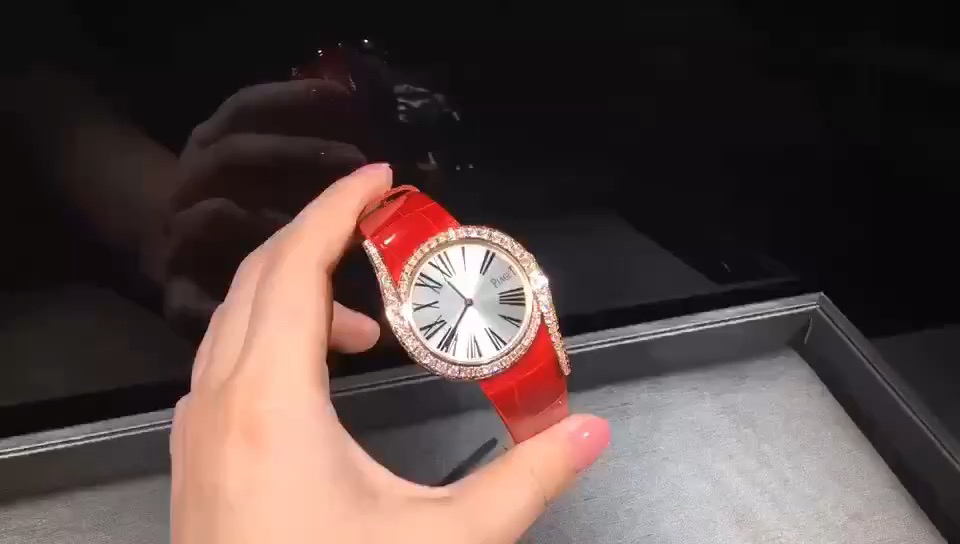 Piaget 伯爵罗马假日配上大红色表带，你心动了吗