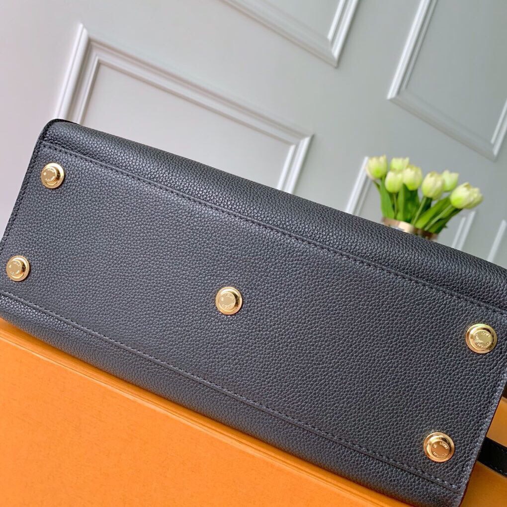 LV M53826 ON MY SIDE MM BAG