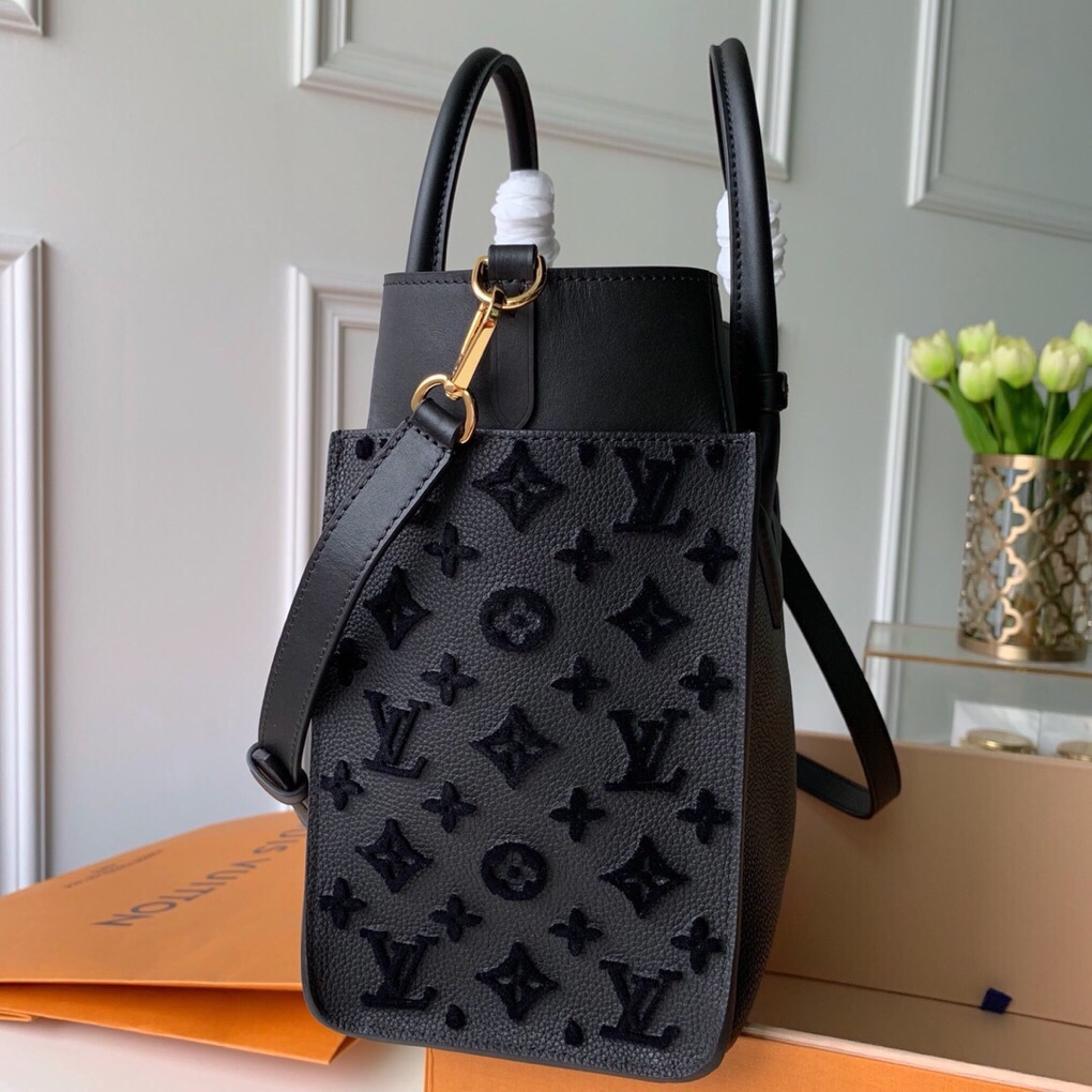 LV M53826 ON MY SIDE MM BAG