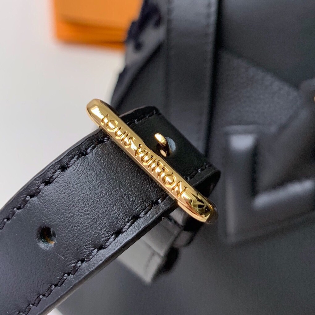 LV M53826 ON MY SIDE MM BAG
