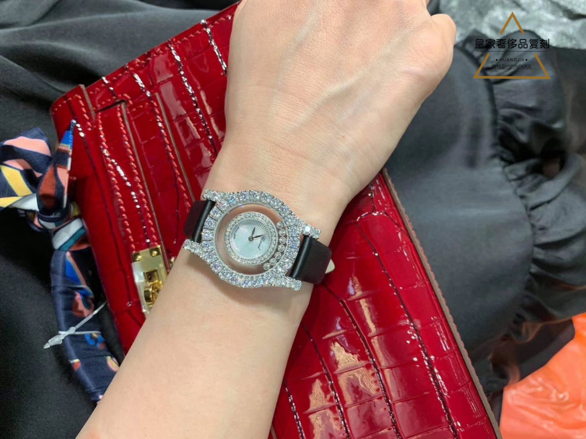 Chopard 萧邦配上红色包包，完美搭配